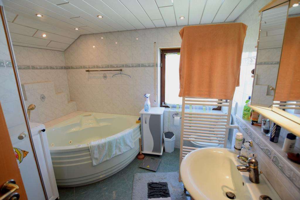 Immobilie in Meßkirch - Großzügiges 2-3 Familienhaus in ruhiger und grüner Lage eines kl. Ortsteils zw. Stockach-Meßkirch. - Bild 4