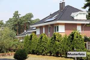 Zweifamilien-Doppelhaushälfte mit ehemaligem Stallgebäude und Garage