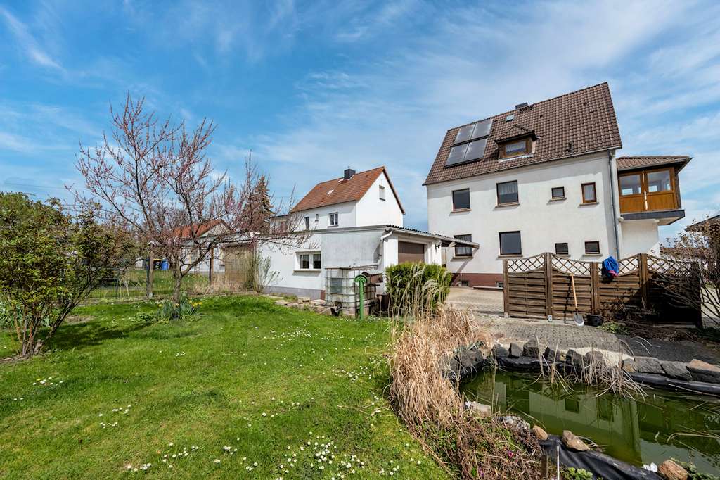 Großzügiges Ein-/Zweifamilienhaus mit Garage und Carport – Raum für Ihre Wohnideen!