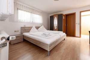 RE/MAX*TOP ANGEBOT!* Wohnen & Arbeiten unter einem Dach! Gasthaus mit 2 großen Wohnungen – Zollernalbkreis – Vorschaubild 1