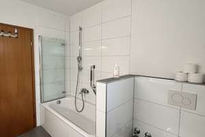 Wunderschöne 3  Zimmer Wohnung mit Balkon,  Gartenblick und Wohlfühlbad