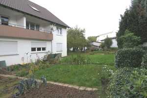 Entwicklungsfähiges Mehrfamilienhaus, grosszügiges Grundstück, Garagen, plus 8 Stellplätze – Hohenlohekreis – Vorschaubild 1