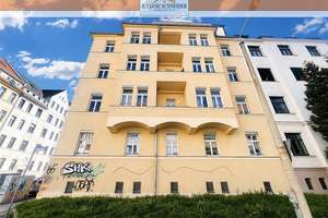 Bezugsfrei & modernisiert - charmante 2-Raum-Wohnung im denkmalgeschützten Altbau