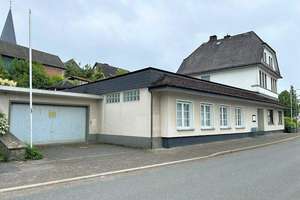 Wohnen und Gewerbe kombiniert: Zweifamilienhaus mit separater Gewerbeeinheit im Herzen von Hirschber – Die vollständige Adresse der Immobilie erhältst du vom Anbieter., 59581 Warstein – Vorschaubild 2