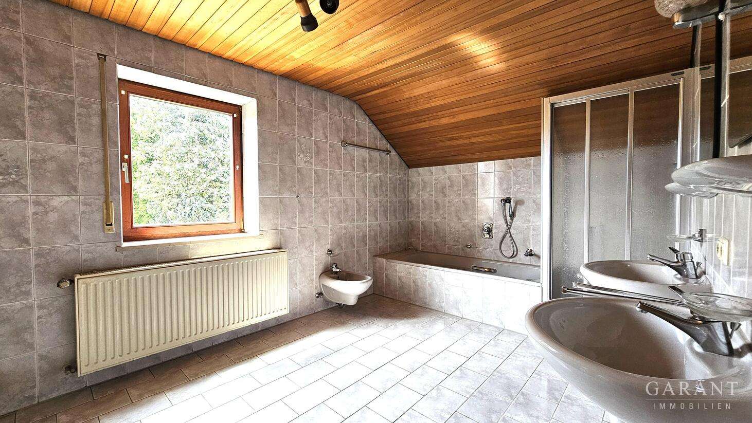 Immobilie in Ichenhausen - Charmantes Einfamilienhaus mit großem Garten und viel Platz zum Wohlfühlen - Bild 1