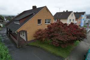 Massives Einfamilienhaus mit Garten und Garagen in Beverungen – Bahnhofstraße 62, 37688 Beverungen – Vorschaubild 1