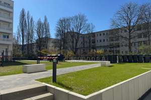Helle Wohnung mit durchdachtem Grundriss - 2-Zimmer Wohnung mit EBK , FBH und Balkon – Glienicker Weg 136, 12489 Adlershof, Berlin – Vorschaubild 1