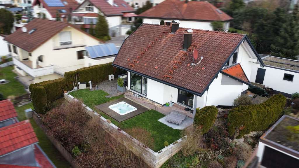 Freistehendes Einfamilienhaus mit viel Platz und schönem Garten in Miedelsbach