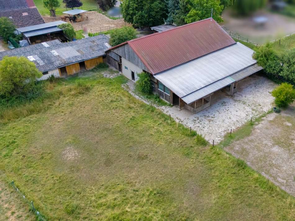 Offenstall mit Paddock und Wei