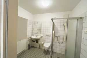 Barrierefreie 2-Zi-Whg. mit Balkon in Residenz. 64 m², Küche mit moderner EBK, Diele & Duschbad. – Hardtstr. xx, 42107 Wuppertal – Vorschaubild 19