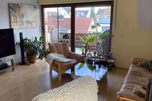 Für Selbstrenovierer: ruhige 2,5-Zimmer-DG-Galerie-Wohnung mit Sonnenbalkon in Altenfurt