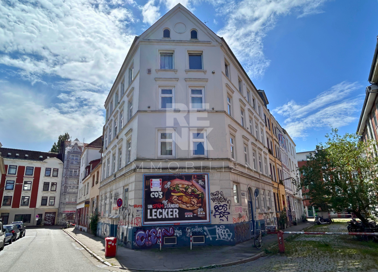TOP Lage in Ottensen: Mehrfamilienhaus aus der Gründerzeit mit Ausbaupotenzial im Dachgeschoss, Hamburg – Bild 1