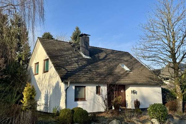 Exklusives Wohnen in Sackgassenlage: Gepflegtes Haus mit Galerie, Kamin und Garten in Heide-Ost
