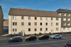 Gepflegtes Mehrfamilienhaus mit 13 Einheiten und 10 Garagen