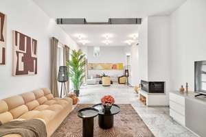 Viel Raum und Privatsphäre: Stilvolles Ensemble aus Haupt- und Gästehaus mit Traumgarten