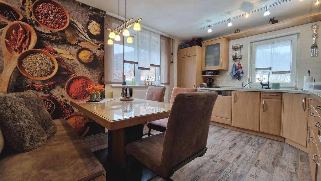 Immobilie in Nittendorf - Vielseitiges Zweifamilienhaus mit Ausbaupotenzial und großem Grundstück in Nittendorf - Bild 4