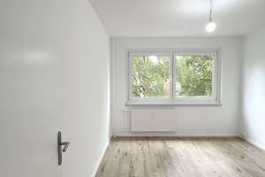 Modernes Bad! 3-Zimmer-Wohnung mit EBK und TV geschenkt! – Wolgograder Allee 62, 9123 Hutholz, Chemnitz – Vorschaubild 3