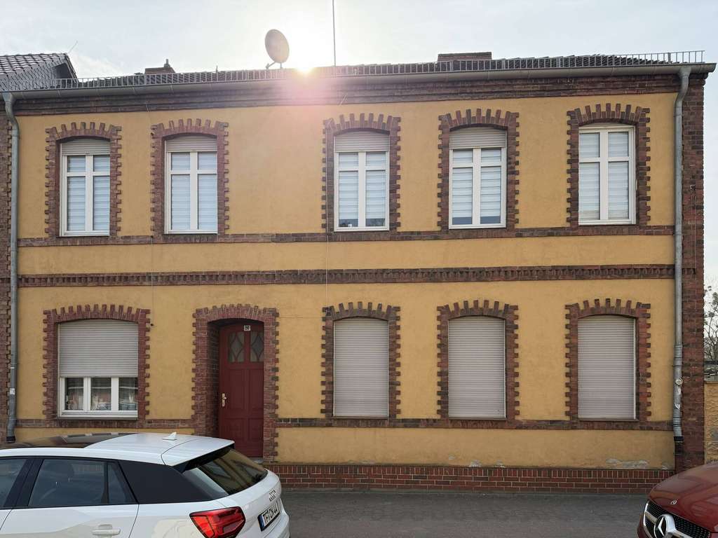 Immobilie in Luckenwalde - Kleines Mehrfamilienhaus mit 3 Einheiten, nahe dem Bahnhof und mit Ausbaupotential, 5,1 % Rendite - Bild 1