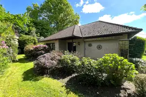 Charmanter Bungalow in ruhiger Siedlungslage. Bezugsfrei ! – Ammerland (Kreis) – Vorschaubild 1
