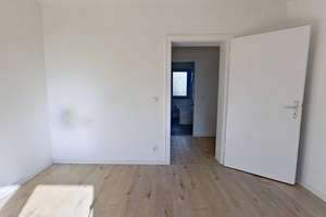 Große 2-Zimmer-Wohnung mit BALKON, modernem Wannenbad und viel Lichteinfall – Umlostraße 19, 33649 Brackwede, Bielefeld – Vorschaubild 4