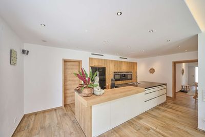 Perfekte Synergie aus Wohnen und Arbeiten: Moderne Immobilie mit Wohnhaus, Büro und Gewerbehalle