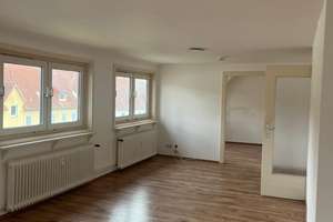 Große modernisierte 2-Zimmer-Dachgeschosswohnung in zentraler Lage
