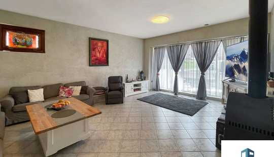 Bild von Zwei Häuser. Unzählige Möglichkeiten. Wohnen, Arbeiten & Investieren unter einem Dach.