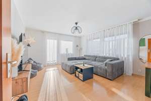 Helle und geräumige 3,5 Zi. Wohnung mit Sonnenbalkon, Burgblick und Einzelgarage