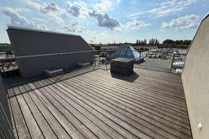 Hochwertige 2-Zimmer-Dachgeschosswohnung mit großzügiger Dachterrasse, Einbauküche und Spreeblick