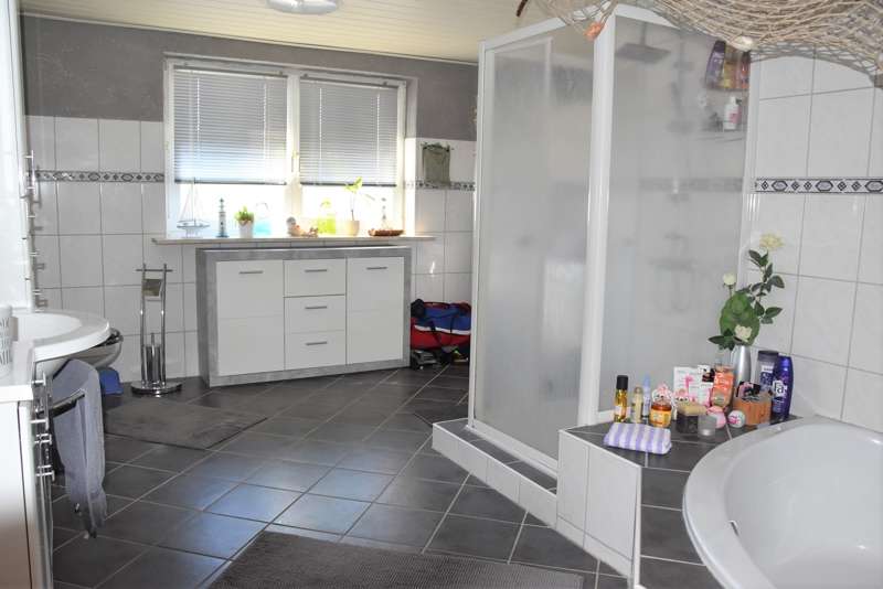 Immobilie in Lägerdorf - Energetisch saniertes Zweifamilienhaus wartet auf neuen Eigentümer - Mehrgenerationenwohnen möglich! - Bild 0