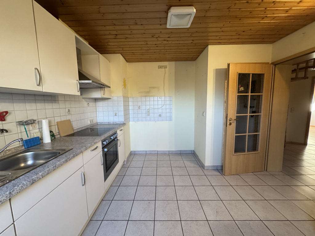 Immobilie in Sinzheim - Großzügiges, gemütliches Zweifamilienhaus mit 3 Garagen und großzügigem Gartengrundstück - Bild 1