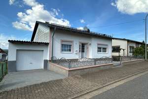 Beckingen-Düppenweiler, freist. Bungalow mit Garten + Garage – Die vollständige Adresse der Immobilie erhältst du vom Anbieter., 66701 Beckingen – Vorschaubild 1