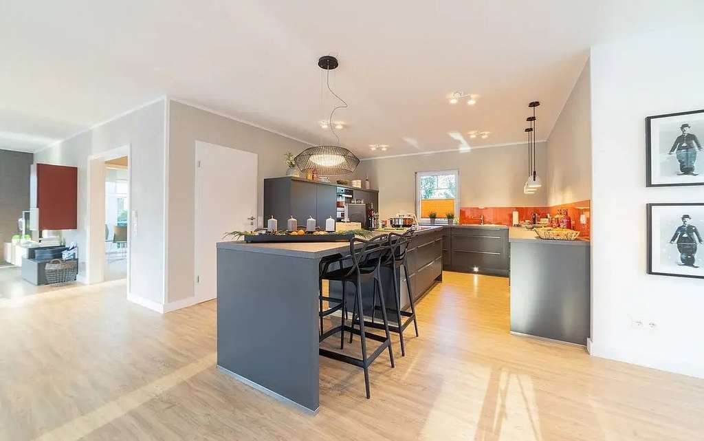 Immobilie in Schlüchtern - Mehrgenerationenhaus mit Walmdach: gemeinsam leben aber individuell wohnen - Bild 2