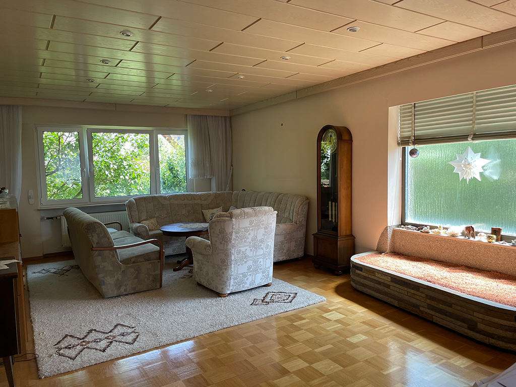 Immobilie in Hessigheim - Großzügige  Doppelhaushälfte mit Wintergarten, Balkon, Garage und sep. Schulungsraum, aufgetei - Bild 2