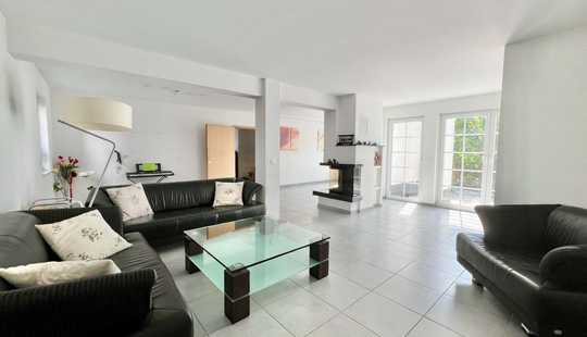 Bild von Perfekt für die ganze Familie: Freistehendes Einfamilienhaus mit TG, Garten und Dachterrasse