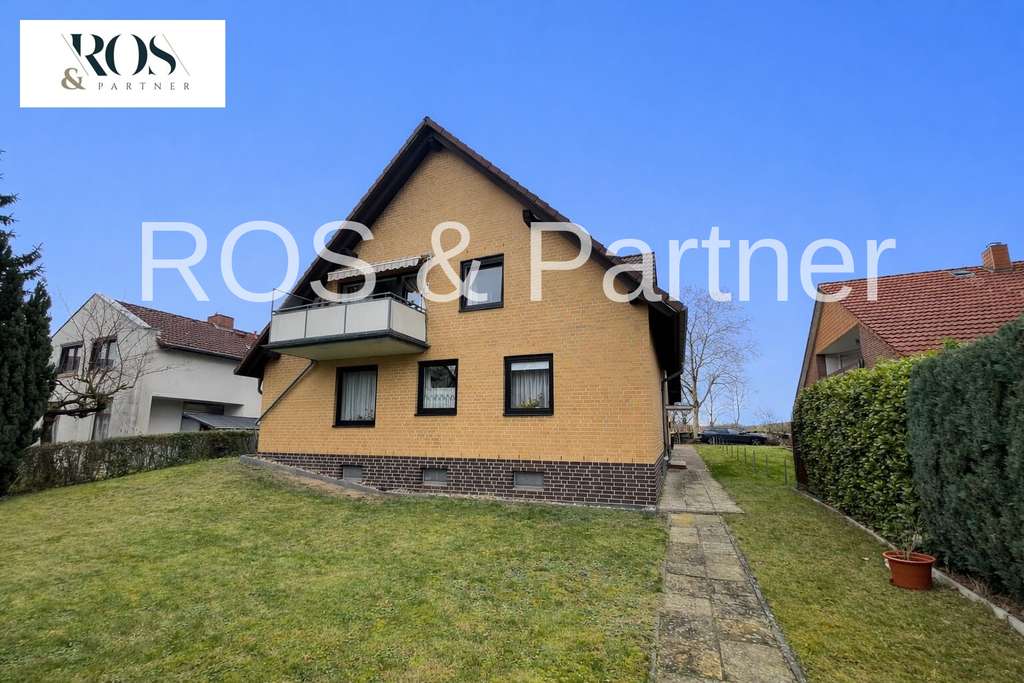 Immobilie in Seelze - Repräsentatives Mehrfamilienhaus mit vier Einheiten, Garagen und ausbaufähigem Dachgeschoss - Bild 1