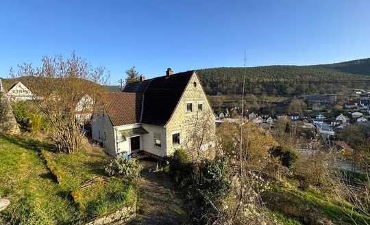 Kleines Häuschen auf großem sonnigen Hanggrundstück mit Süd- 
ausrichtung und Fernblick