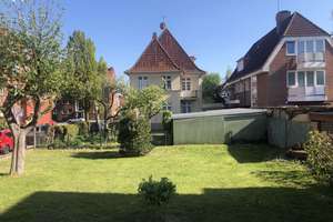Modernisierte Wohnung (1.OG) mit saniertem Bad und EBK, zwei Balkonen und Gartennutzung