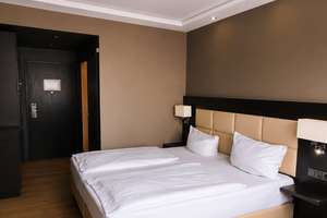 Hotel-Atmosphäre: vollausgestattetes möbliertes ehemaliges Hotelzimmer in Karlsruhe zu vermieten. – Kriegstr. 51, 76133 Innenstadt-West, Karlsruhe – Vorschaubild 4