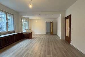 Frisch renovierte 5-Zimmer Wohnung mit Balkon und eigenem Garten