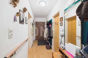 Zweifamilienhaus mit Ausbaureserve und großem Grundstück in bevorzugter Lage – Die vollständige Adresse der Immobilie erhältst du vom Anbieter., 93080 Pentling – Vorschaubild 2