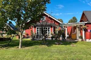 Charmanter Holzbungalow auf Eckgrundstück – Die vollständige Adresse der Immobilie erhältst du vom Anbieter., 25832 Tönning – Vorschaubild 1