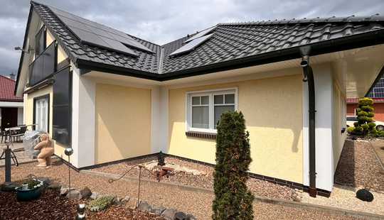 Bild von ** Tolles Einfamilienhaus mit Schwimmbad! Geringe Energiekosten durch Solarthermie und PV-Anlage **