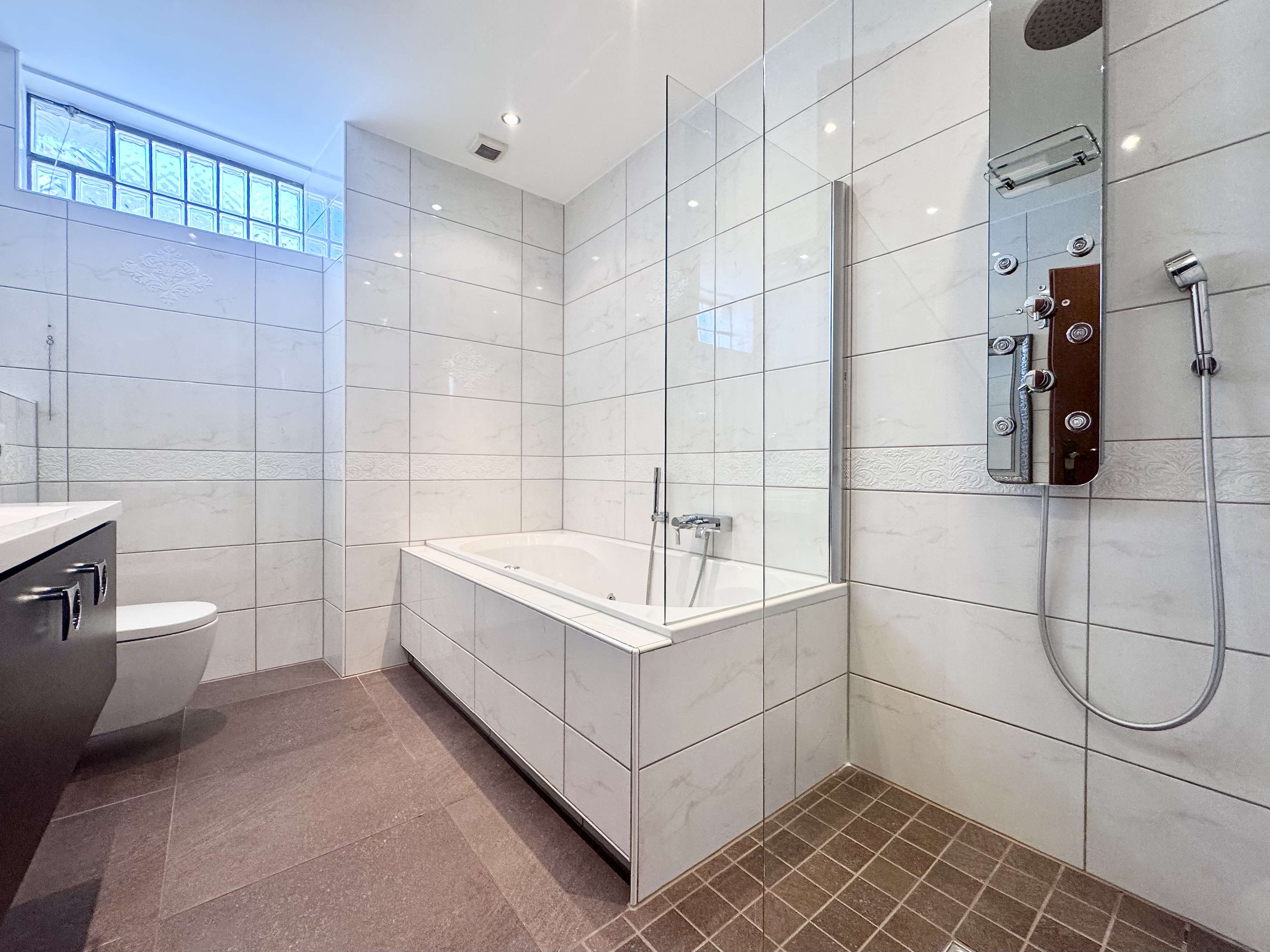 Immobilie in Schwalmtal - • Großzügiges WOHNHAUS mit separater Einheit • 360 m² Fläche in zentraler Lage von WALDNIEL... - Bild 1