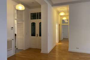 Schöne Altbauwohnung mit Einbauküche & 2 Balkone