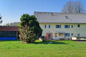 EEK A: Großes Einfamilienhaus mit Anbau  und 5.600qm Grund in absoluter Alleinlage Nähe Velden! – Die vollständige Adresse der Immobilie erhältst du vom Anbieter., 84181 Neufraunhofen – Vorschaubild 1