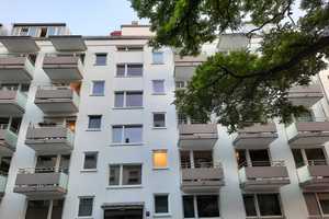 Ruhige 2-Zimmer-Wohnung mit sonnigem Südbalkon und Blick ins Grüne in Schwabing-West – von privat  – Destouchesstraße 0, 80796 München – Vorschaubild 1