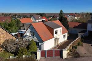 Familienidyll in ruhiger 
Top-Lage von Friedersdorf 
6 Zimmer und 2 Bäder 
auf ca. 131 m² Wohnflä – Sandbergweg 10, 6774 Friedersdorf – Vorschaubild 1