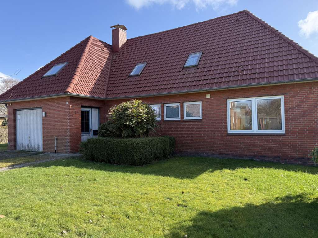 Immobilie in Garding - Viel Platz für neue Ideen: sanierungsbedürftiges Wohnhaus mit 2 Garagen auf großzügigem Grundstück - Bild 0