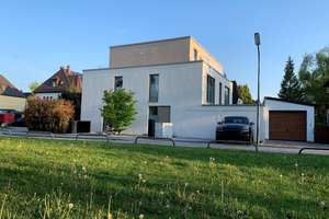 Exklusive Doppelhaushälfte in München-Hadern mit Garage *Direkt an der U6*